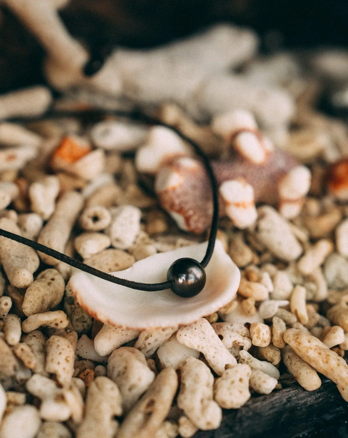Black Single Pearl (unisex)