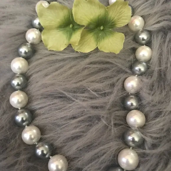 Mother of pearl round cream and grey necklace