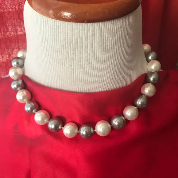 Mother of pearl round cream and grey necklace