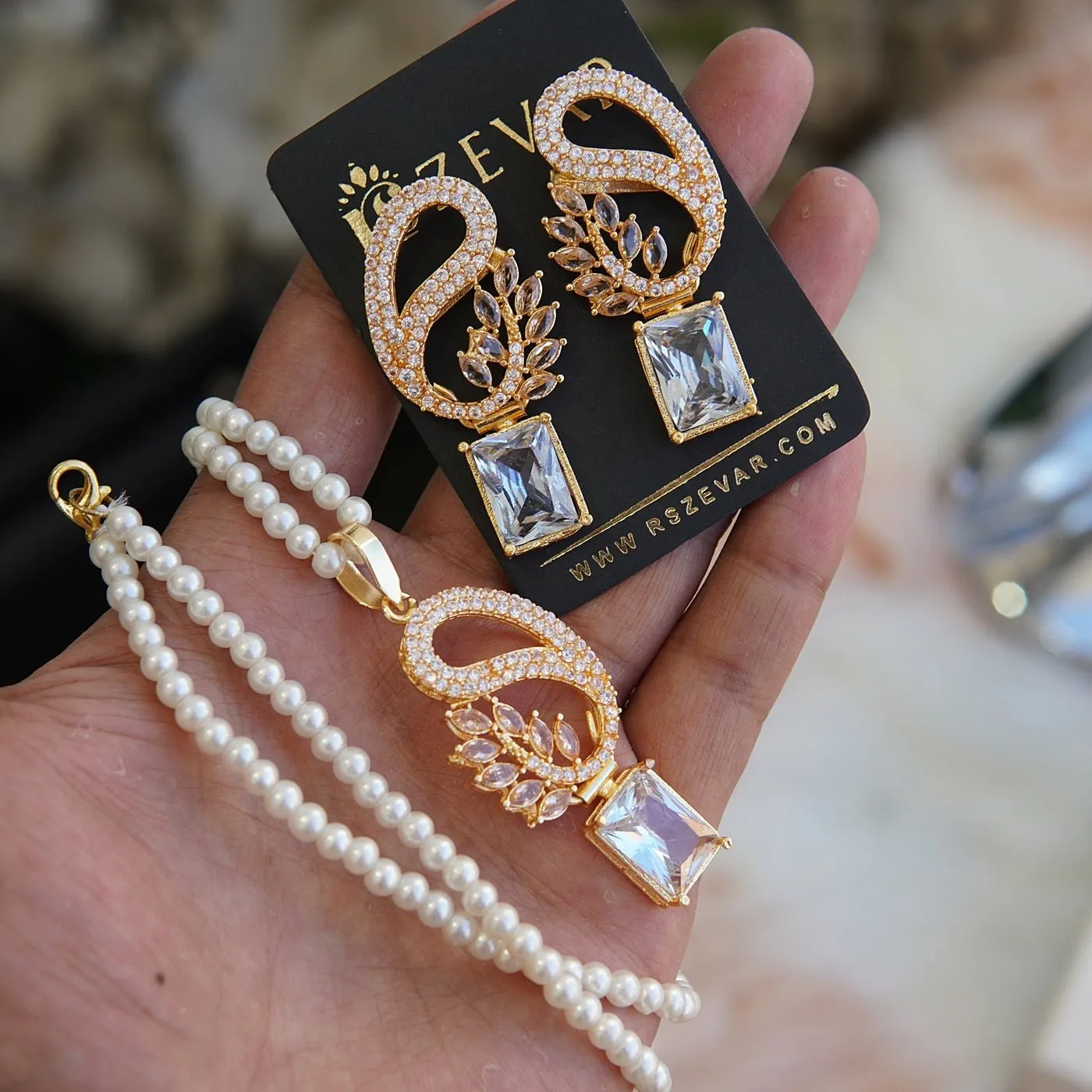 Zircones Golden Plated Locket Set